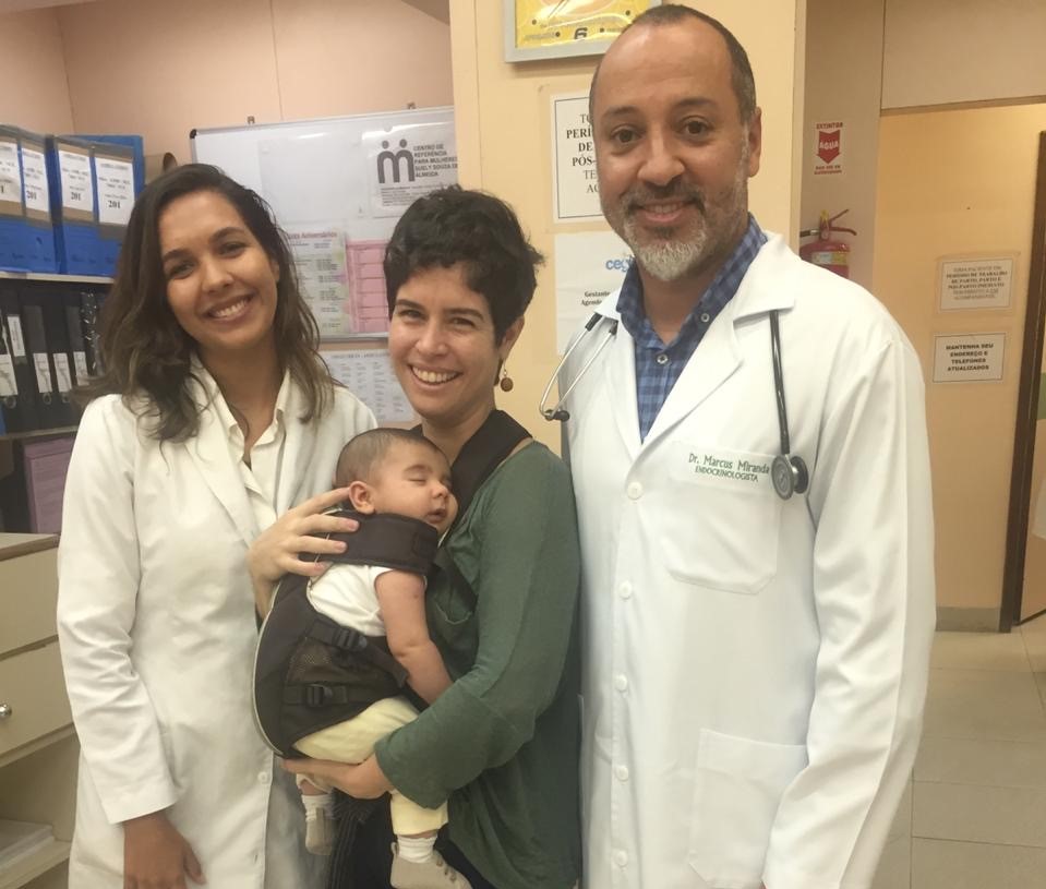 Leila, com Levi recém-nascido no colo, a nutricionista Thaís e o endocrinologista Marcus Miranda: ambulatória na maternidade-escola da UFRJ para mães veganas e vegetarianas (Foto: Arquivo Pessoal)