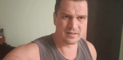 Eduardo Fauzi no vídeo em que chama os integrantes do Porta do Fundos de bandidos: fuga após ser avisado de mandado de prisão e pedido de asilo à Russia (Foto: Reprodução)