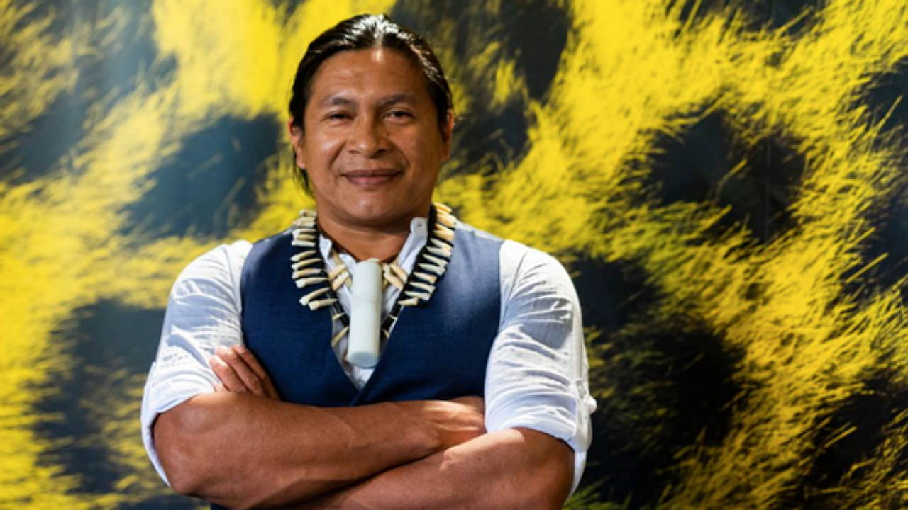 Regis Myrupu, indigena da etnia Desana, é o ator principal de A Febre, filme brasileiro já premiado na Europa e com exibição no Festival de Gotemburgo (Foto: Festival de Locarno/Divulgação)
