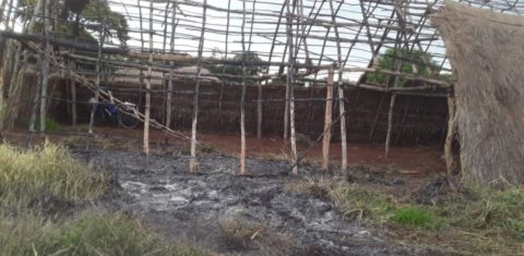 Parte de Casa de Reza da comunidade Laranjeira Nhanderu, destruída pelo fogo: indígenas ameaçados em Mato Grosso do Sul (Foto: Divulgação)