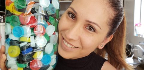 A professora e empresária Ana Lucia Zattar Coelho, criadora do perfil Ana Catadora, com tampinhas para reciclagem: sucesso com dicas de resoluções sustentáveis no Ano Novo (Foto: Arquivo Pessoal)