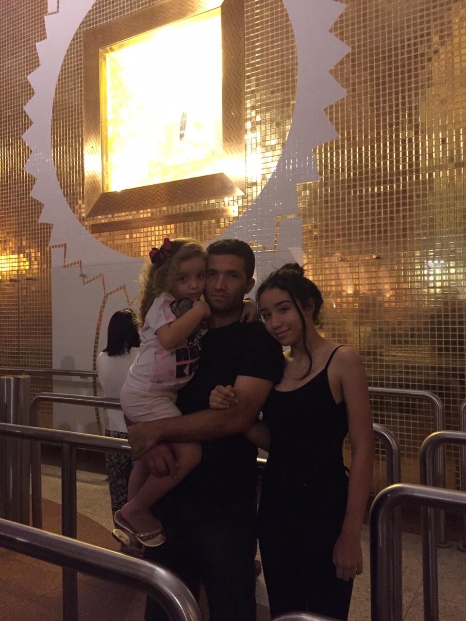 Foto de Arquivo de Família Carlos Rodrigo Magalhães e as duas filhas, que perderam a mãe em Brumadinho. Arquivo de família