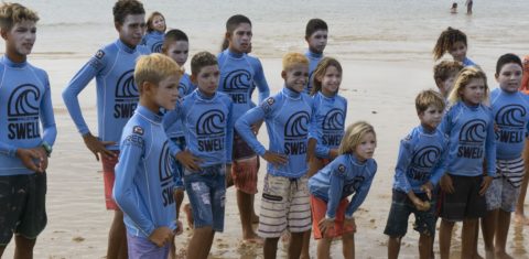 As crianças e adolescentes do Projeto Swell aprendem, além do suf, noções de inglês, francês , ioga e educação ambiental. Foto Arquivo Pessoal