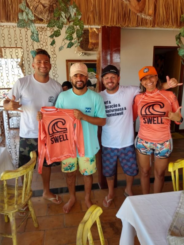 Bárbara e César Arehaldt com Ítalo Ferreira. O campeao mundial prometeu ajudar com pranchas ao projeto. Foto de arquivo pessoal.
