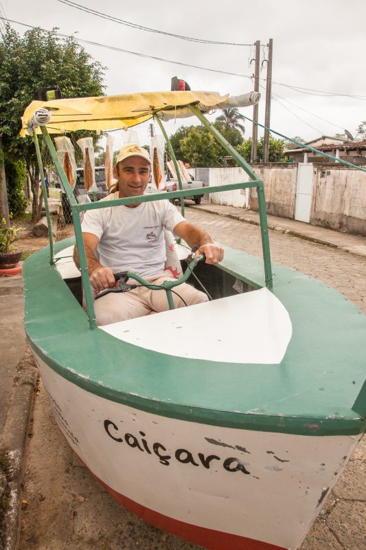 Jefferson Maraschi, da Defumado Caiçara: tainha, anchova, robalo e bagre branco enviados pelo correio e também vendidos de porta em porta com sua bicicleta em forma de barco (Foto: Caio Ferrari)