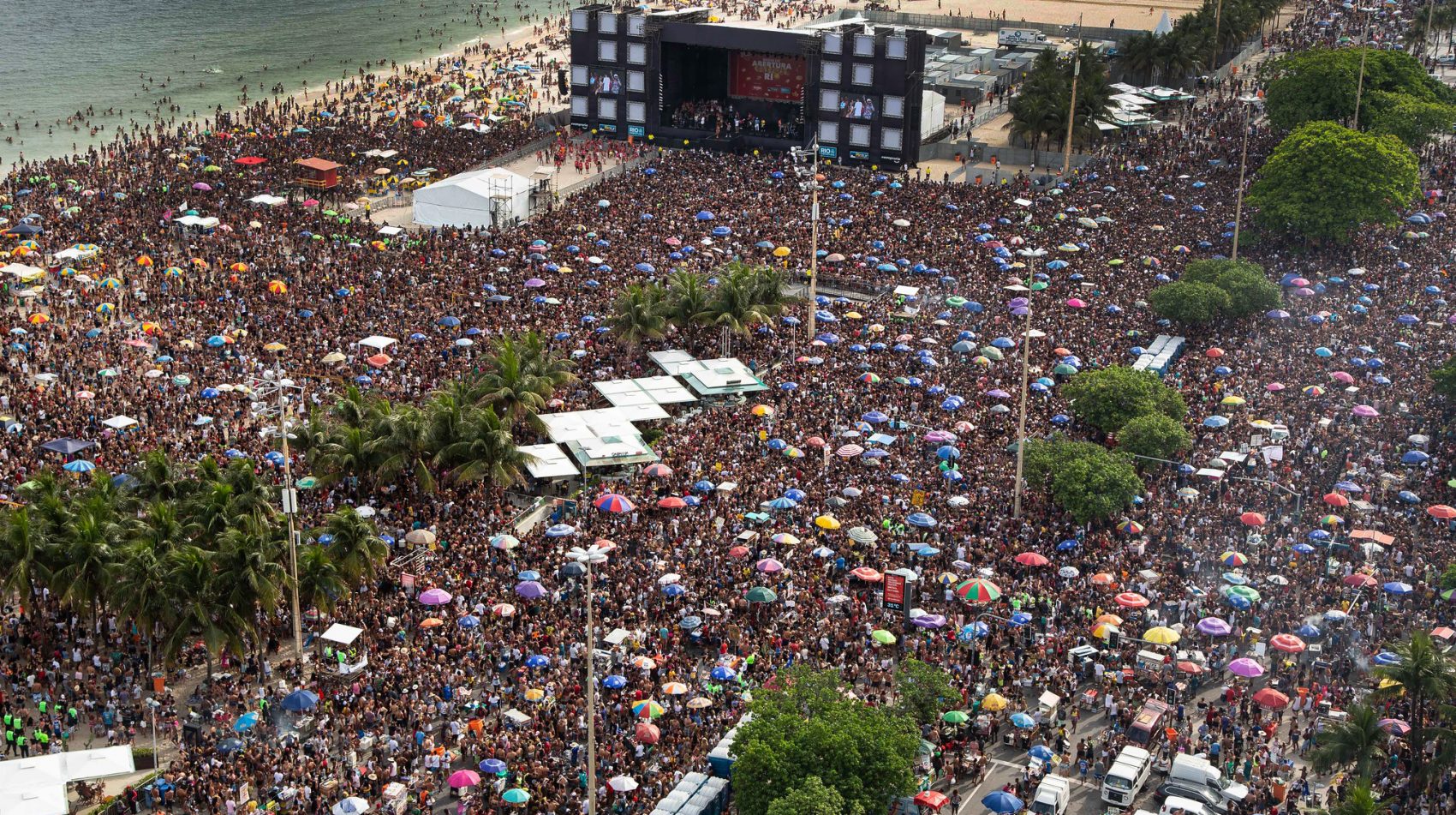 Multidão na apresentação do Bloco da Favorita em Copacabana: oposição dos moradores do bairro e do Ministério Público, alertando par transtornos, não conseguiu impedir evento (Foto: Fernndo Maia/Riotur)