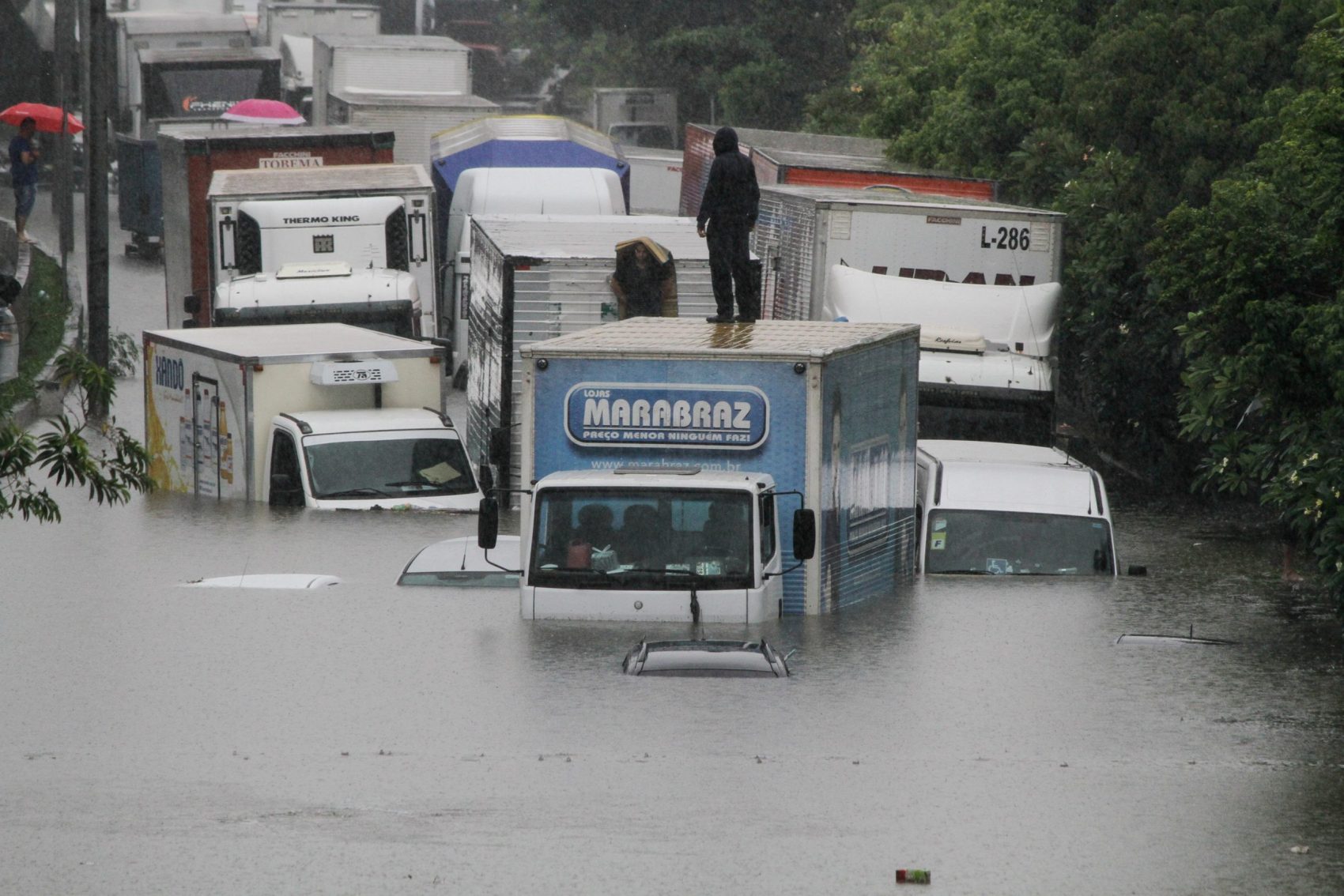 São Paulo submersa após as chuvas do dia 10 de fevereiro: para climatologista, permanência de ar quente na Antártida exporta massas de ar frio antártico para outras latitudes (Foto: Fabio Vieira/FotoRua/NurPhoto/AFP - 10/02/2020)