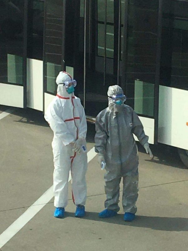 Profissionais de saúde chineses nas ruas de Wuhan. Foto Arquivo Pessoal
