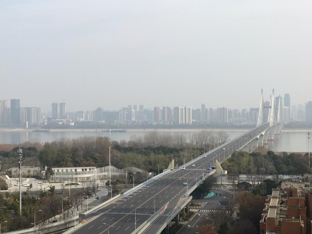 A outrora engarrafada ponte sobre o rio Yang-Tsé agora completamente vazia. Foto Arquivo Pessoal