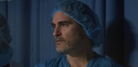 Joaquim Phoenix faz o papel de um cirurgião que tenta salvar um paciente com insuficiência cardíaca sistêmica. Foto Divulgação