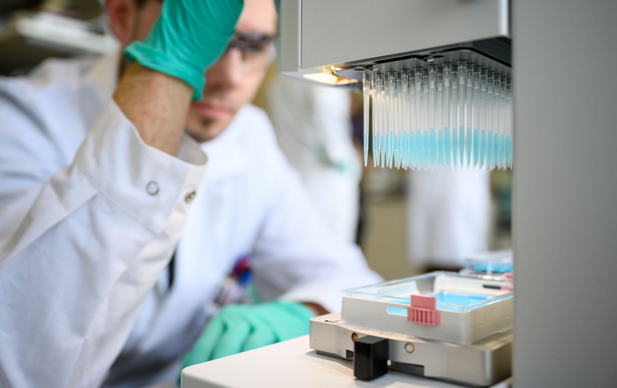 Pesquisador analisa coronavírus em laboratório na Alemanha: alerta que ciência aberta deve ser usado com responsabilidade pelos pesquisadores e pelo público (Foto: Sebastian Gollnow/DPA/AFP)