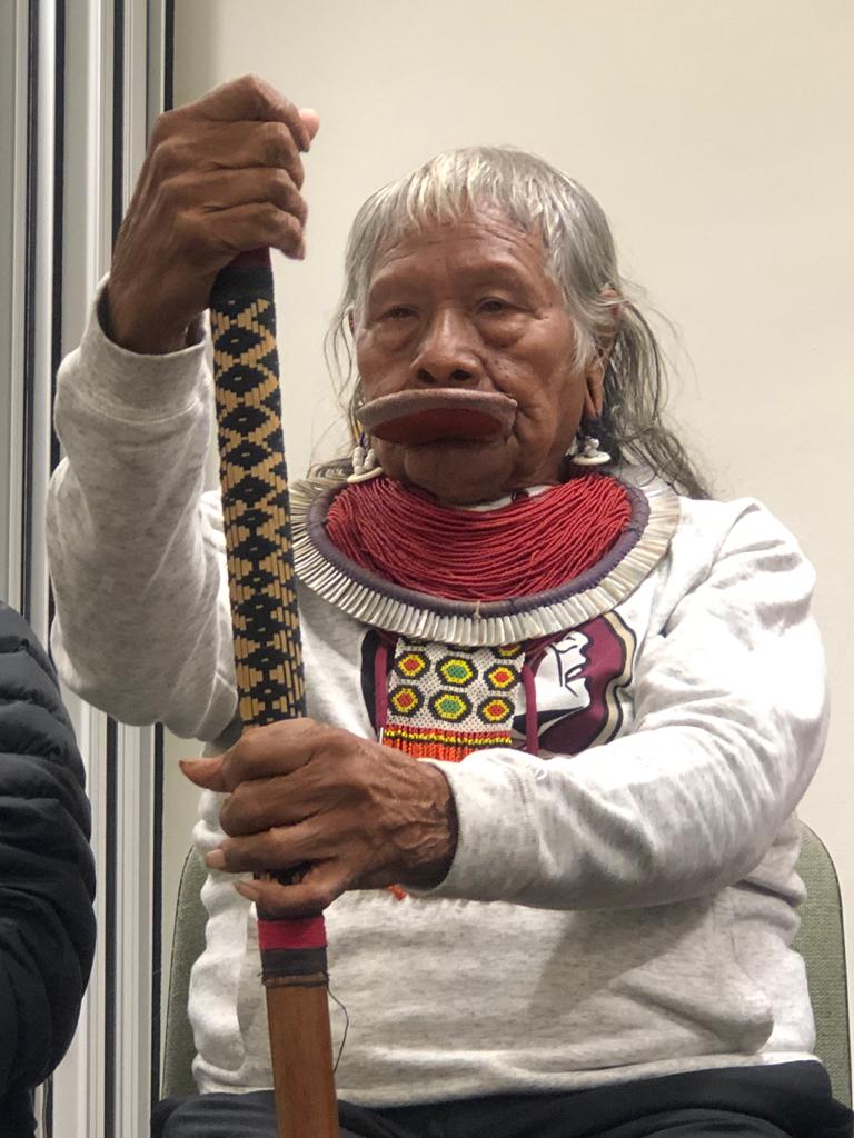 O cacique Raoni: "Vocês são dependentes do dinheiro para comprar comida. Nós, não. Nós temos caça e roça. Não precisamos de dinheiro. Nós dependemos da floresta, da terra e do rio" Foto de Tainá de Luccas