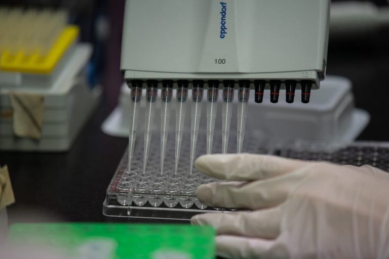 Laboratório trabalha no desenvolvimento de vacina na Ásia: pesquisadores brasileiros buscam formas alternativas para o desenvolvimento da vacina anti-Covid-19 que priorizaram eficiência e segurança (Foto: Ed Jones/AFP)
