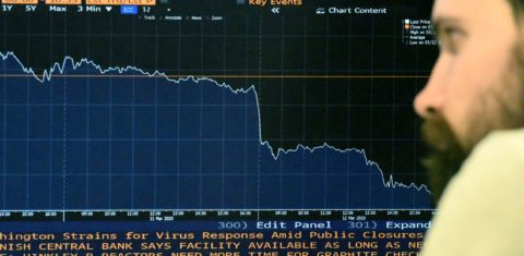 Bolsa de Londres em queda de mais de 10% com o avanço da pandemia de coronavírus: recessão inevitável ou oportunidade de redirecionar economia global (Foto: Daniel Sorabji/AFP)