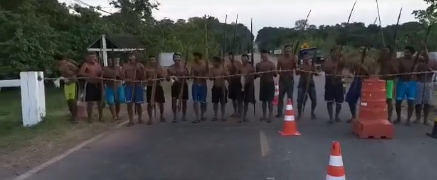 Indígenas Waimiri-Atroari recolocam a corrente no acesso ao posto de fiscalização: determinação judicial (Foto: Reprodução)
