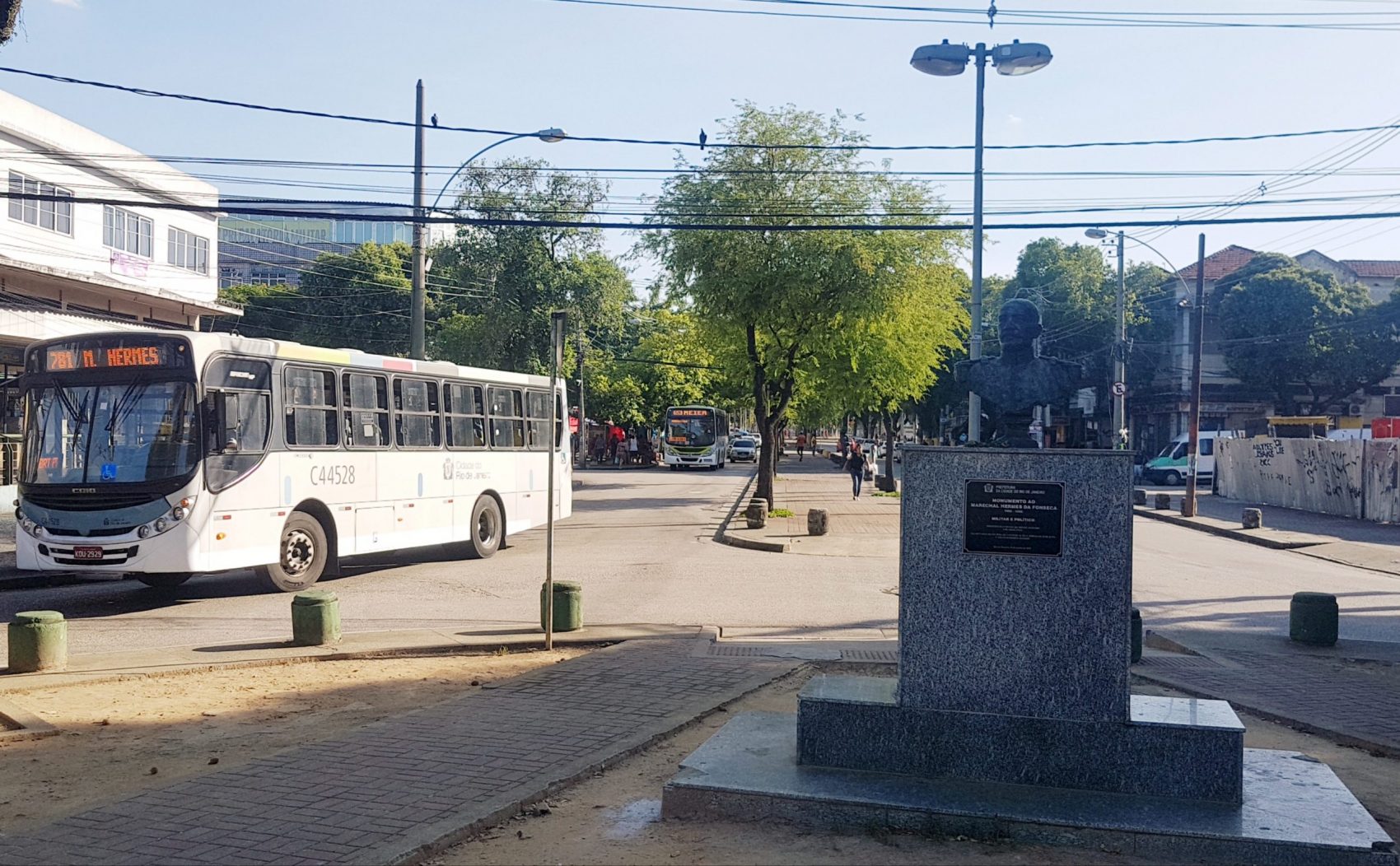 Busto do Marechal Hermes da Fonseca, no bairro que ele planejou e inaugurou: árvores e clima suburbano (Foto: Oscar Valporto)