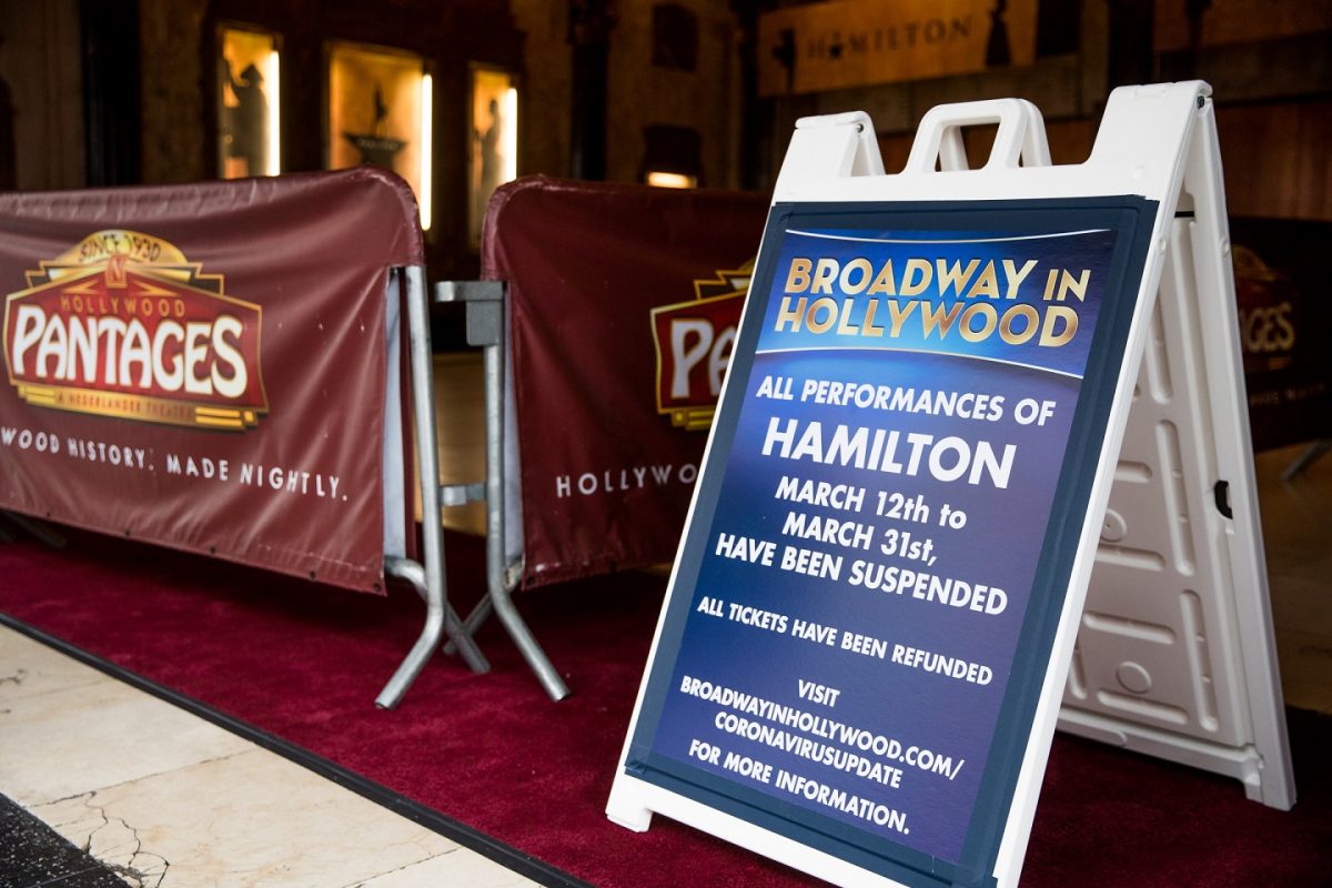 Cartaz anuncia o cancelamento de um espetáculo em Hollywood por conta do coronavírus. Foto Rich Fury/Getty Images/AFP