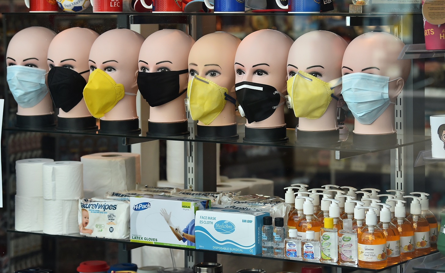 Foto Glyn Kirk/AFP Loja em Brighton, na Inglaterra, expõe alguns itens de primeira necessidade em temos de Covid-19. Foto Glyn Kirk/AFP