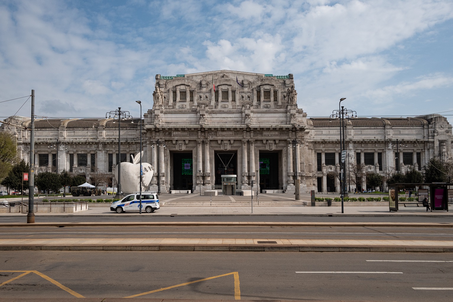 Céu claro sobre a estação central de Milão nesta segunda-feira (30/03): índice de poluição do ar da cidade italiana caiu mais de 30% após restrição de circulação por conta da pandemia (Foto: AFP)