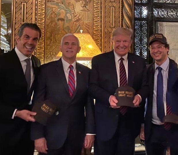 O presidente dos EUA, Donald Trump, posa ao lado do brasileiro Fábio Wajngarten que foi confirmado como portador do coronavírus. Foto Instagram