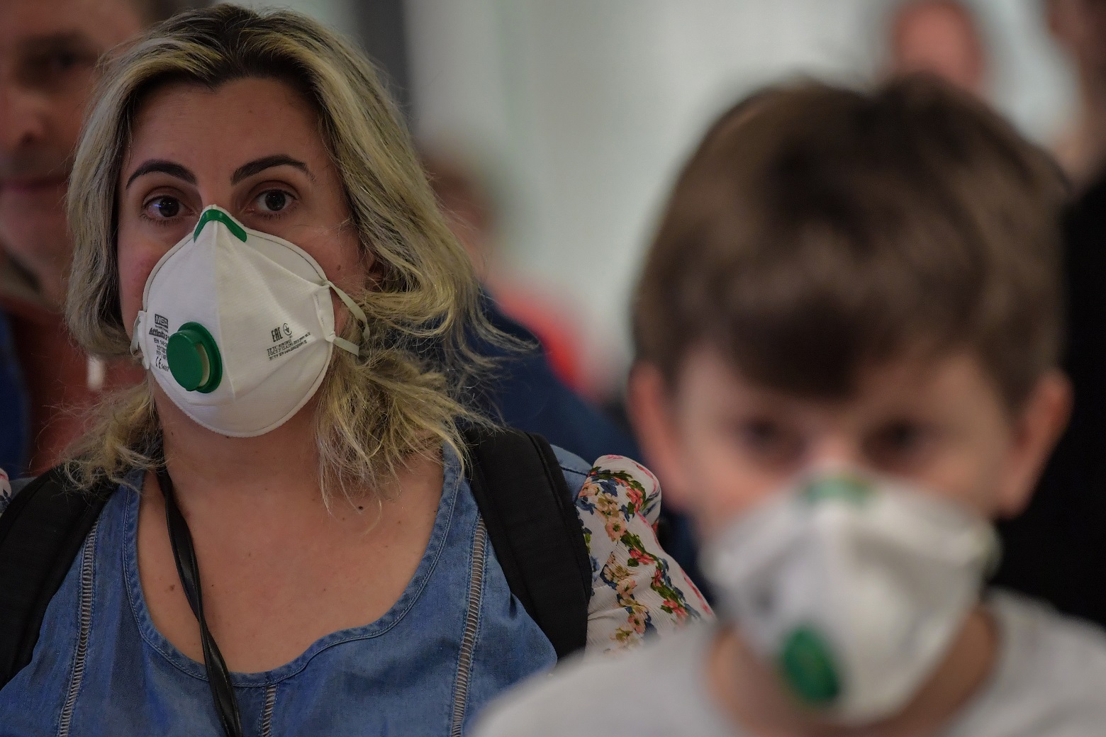 Foto Nelson ALMEIDA / AFP) Passageiros vindo da Itália desembarcam no aeroporto de Guarulhos, em São Paulo, usando máscaras. Foto Nelson ALMEIDA / AFP)
