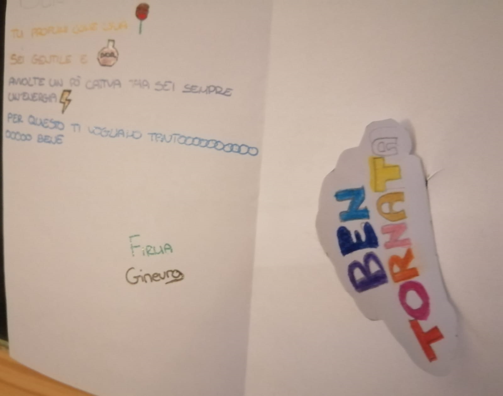 Cartinha de boas vindas escrita pelas filhas: "Você perfuma como uma flor, é gentil e elegante, as vezes é um pouco durona, mas é cheia de energia.. Por isso te amamos tantooooo. Bem vinda". Reprodução