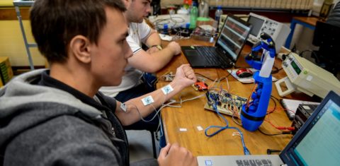 Estudantes de Engenharia Elétrica da UFPR testam prótese de mão: baixo custo para garantir disseminação (Foto: Marcos Solivan/UFPR)