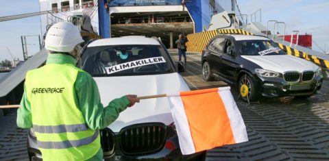 SUV, veículos esportivos utilitários, são alvo de protesto de ambientalistas na Alemanha: aumento recorde de emissões (Bodo Marks/DPA/AFP)
