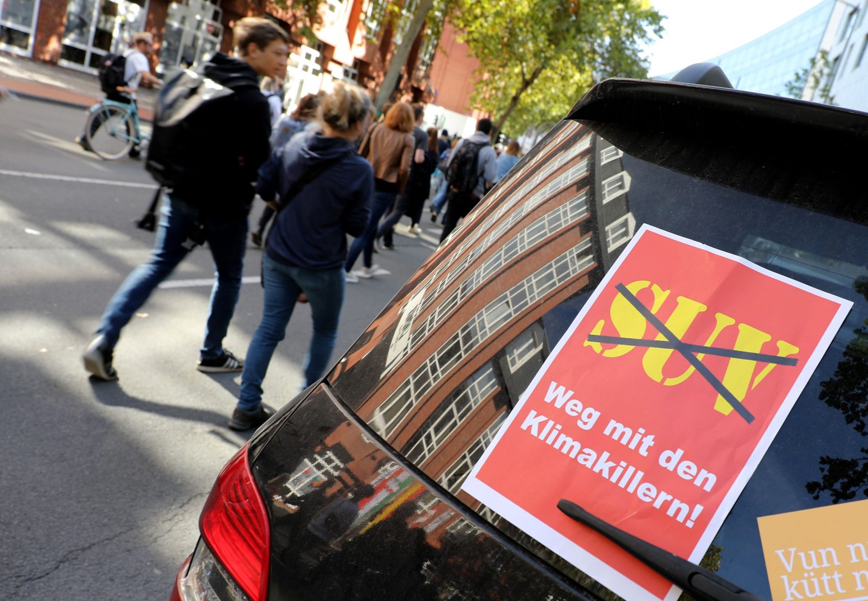Cartaz colado em vidro de SUV durante protesto contra crise climática na Alemanha: veículo utilitário é apontado como vilão do clima (Foto: Oliver Berg/DPA/AFP)