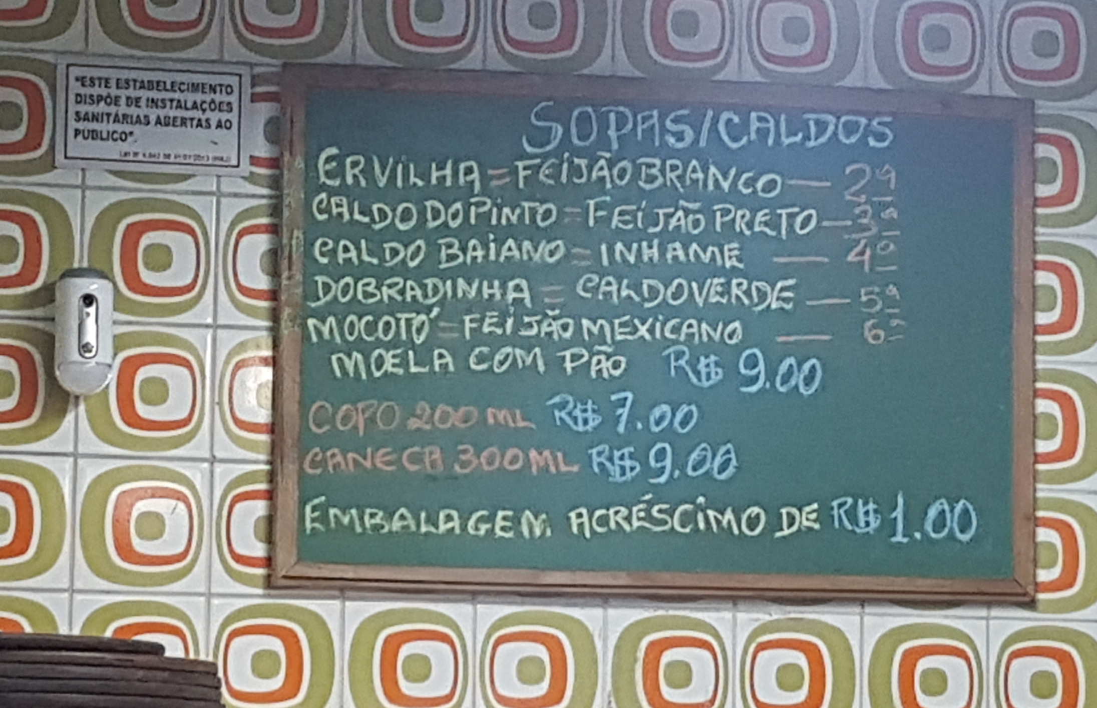 Cardápio de caldos e sopas rabiscado em quadro negro: mocotó, dobradinha , moela e outras tradições da baixa gastronomia (Foto: Oscar Valporto)