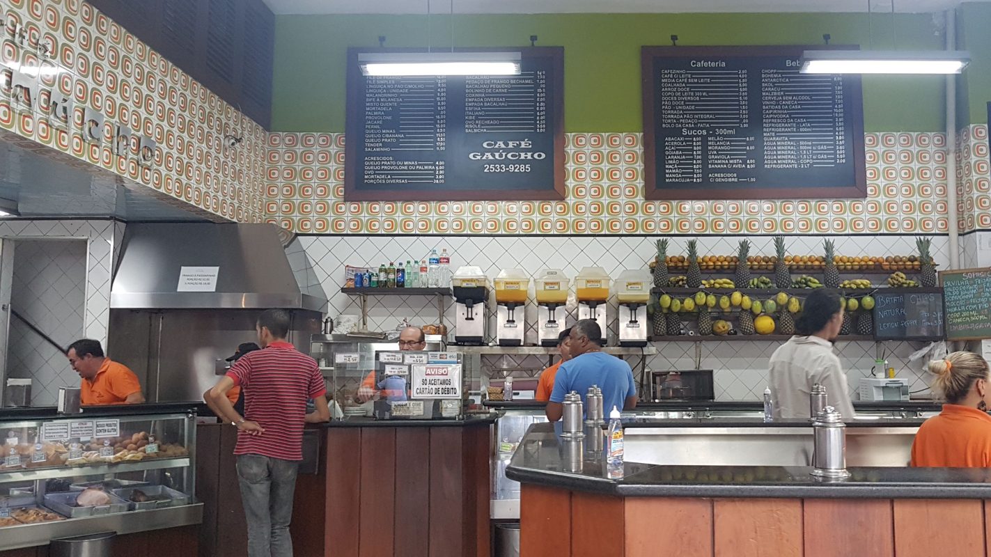 O Café Gaúcho com seus azulejos, seu longo balcão, sua ilha para o cafezinho clássico: tradição de beber em pé (Foto: Oscar Valporto)