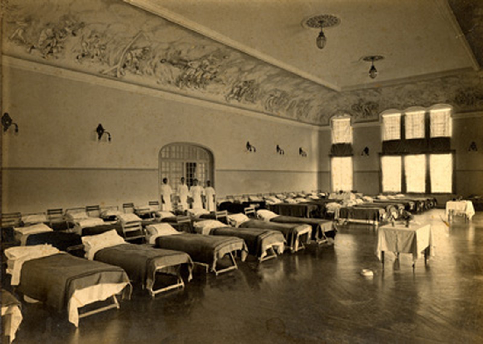 Hospital montado no Club Athletico Paulistano, na capital paulista, em 1918: Brasil registrou mais de 35 mil mortes (Foto: Reprodução)