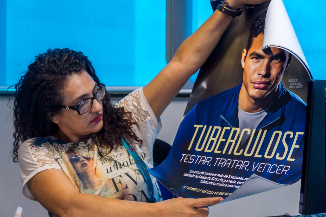 Cartaz da campanha contra tuberculose em 2015, com zagueiro Thiago Silva, curado da doença: tratamento é gratuito no SUS mas pobreza e desigualdade aumentam incidência (Foto: Secom/RO)