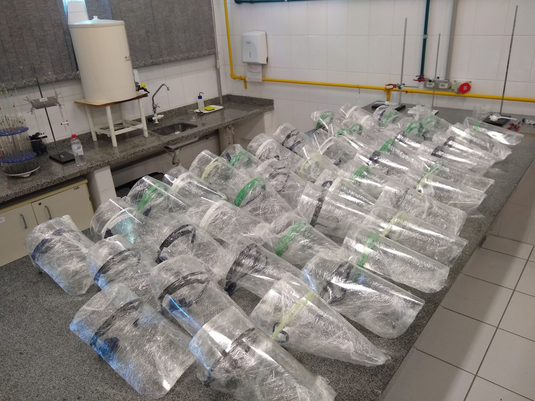 Máscaras de proteção facial (faceshield) para profissionais de saúde produzidas por grupos da UFSC e do IFSC no sul de Santa Catarina (Foto: Divulgação/UFSC)