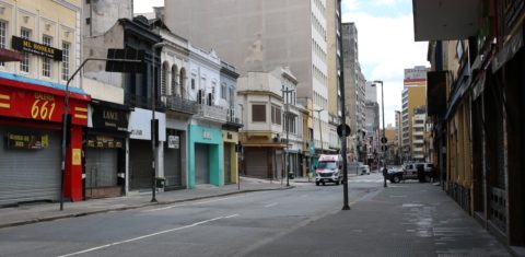 Rua 25 de Março, em São Paulo, deserta durante as medidas de confinamento: trabalhadores do comércio e informais entre os mais afetados pela crise no trabalho (Foto: Ravene Rosa/Agência Brasil)