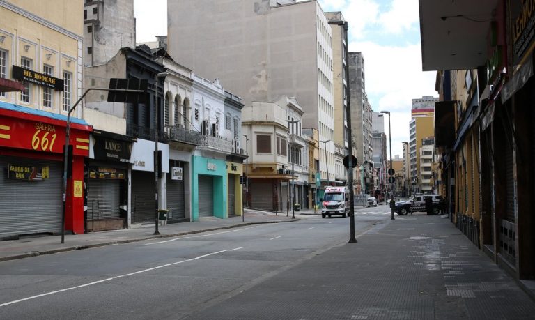 Rua 25 de Março, em São Paulo, deserta durante as medidas de confinamento: trabalhadores do comércio e informais entre os mais afetados pela crise no trabalho (Foto: Ravene Rosa/Agência Brasil)