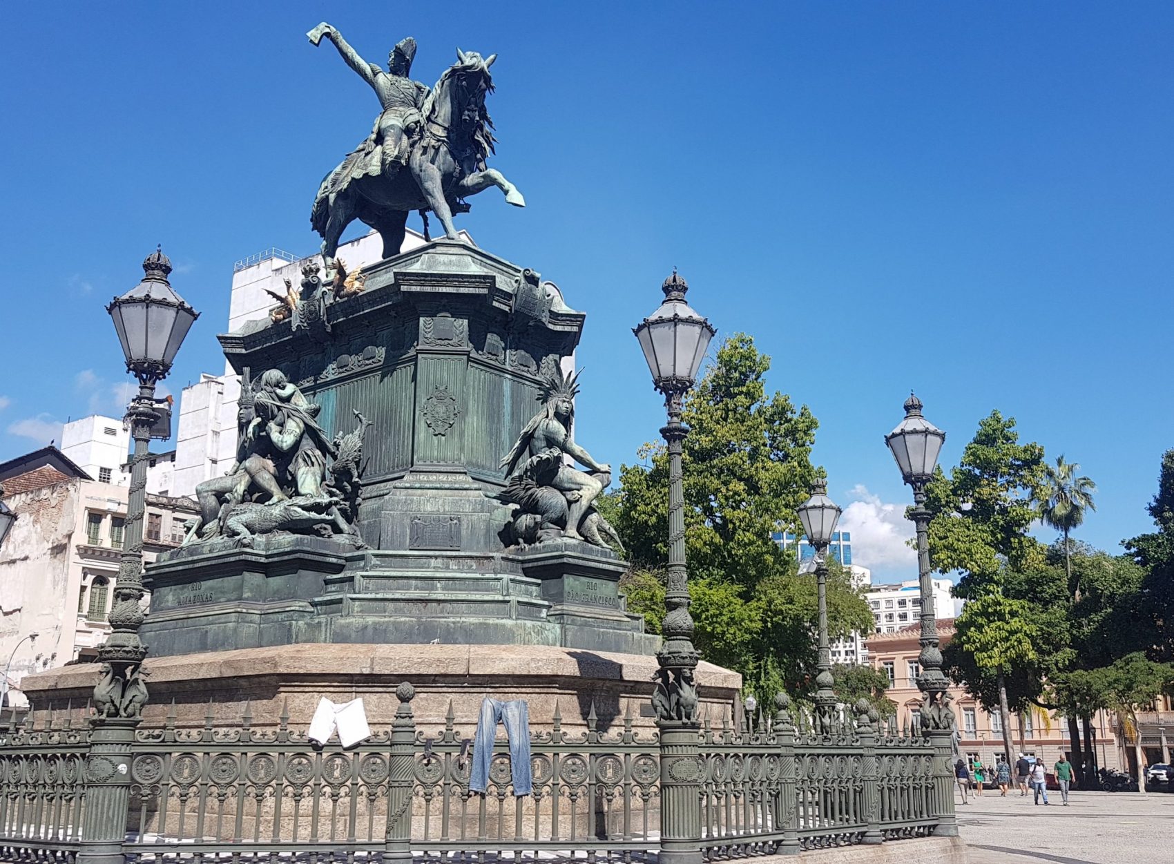 A estátua do Imperador Pedro I com a Constituição na Praça Tiradentes: cortejo com o réu a caminho da forca, acompanhado por multidão passou pelo lugar que ainda não tinha a estátua e era chamado de Rossio Grande ou Campo dos Ciganos (Foto: Oscar Valporto)