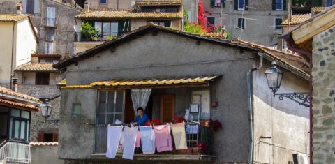 Senhora estende roupas em casa: trabalho doméstico ganha valorização em tempos de pandemia. Foto de Valter Cirillo (Pixabay)