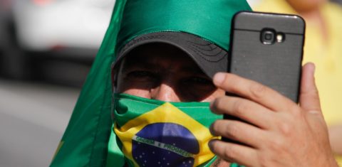 Apesar do crescimento assustador dos casos de covid-19, apoiadores do presidente Bolsonaro insistem em pedir o fim da quarentena. Foto Fabio Vieira/NurPhoto