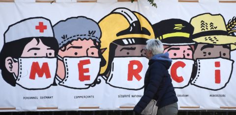 Cartazes espalhados pelas ruas de Paris agradecem ao trabalho do pessoal da saúde, lojistas, segurança nacional, funcionários dos correios e agricultores durante a pandemia. Foto Franck Fife/AFP