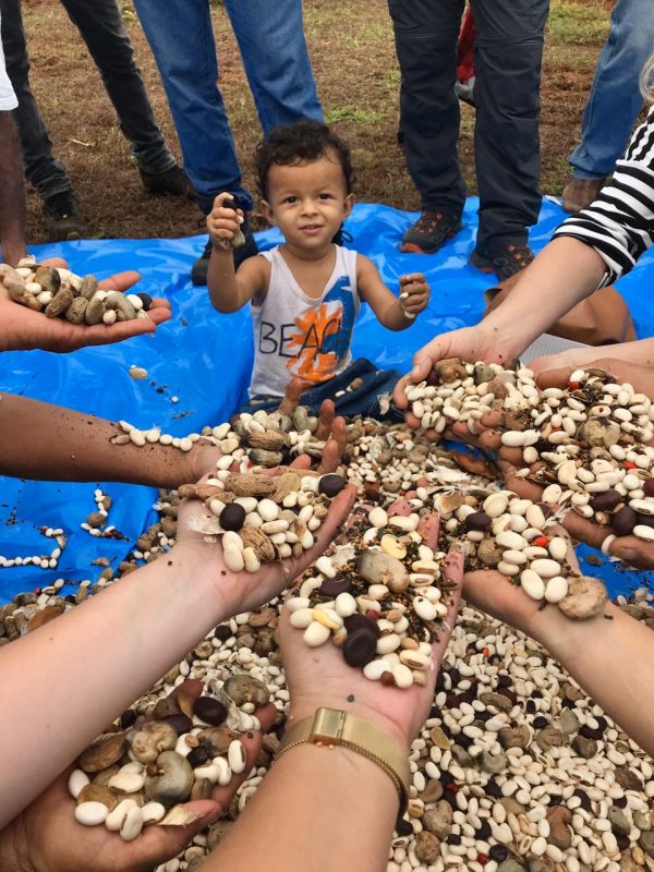 O pequeno Estevão, de um ano e meio, no assentamento Caetés: valor da floresta em pé passado de geração em geração (Foto: Agroícone/divulgação)