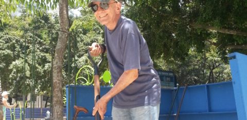 O escritor Rubem Fonseca e o seu Ipê-Amarelo na Praça Antero de Quental, no Leblon. Foto Rodrigo Camarão