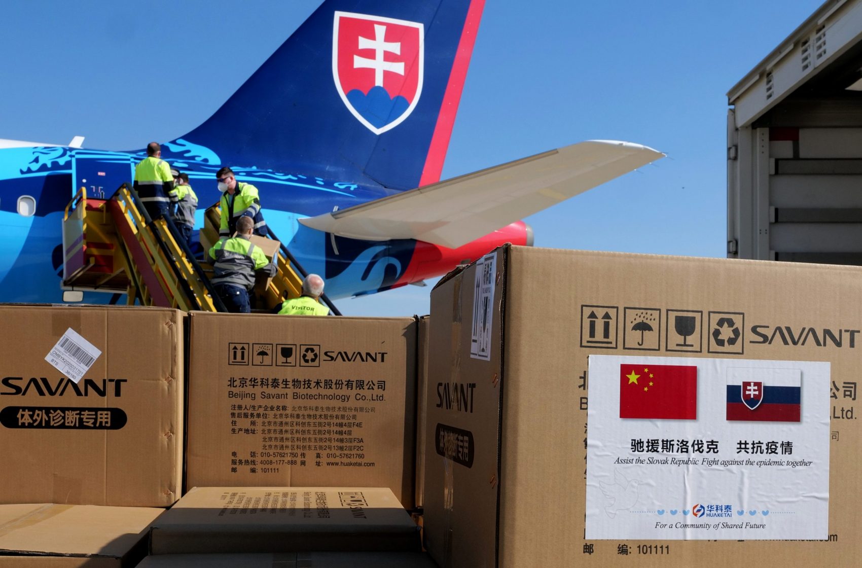 Carga com 100 mil testes para identificar coronavírus, enviada pela China, desembarca na Eslováquia: ofensiva chinesa aproveita trapalhadas do governo dos EUA (Foto: Joe Klamar/AFP)