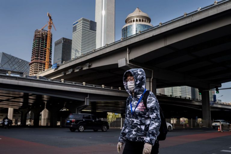 Geralmente coberto por uma nuvem de poluição, o céu azul é uma novidade em Beijing: número de vidas salvas na Chuna pela redução da poluição atmosférica pode passar de 70 mil (Nicolas Asfouri/AFP)