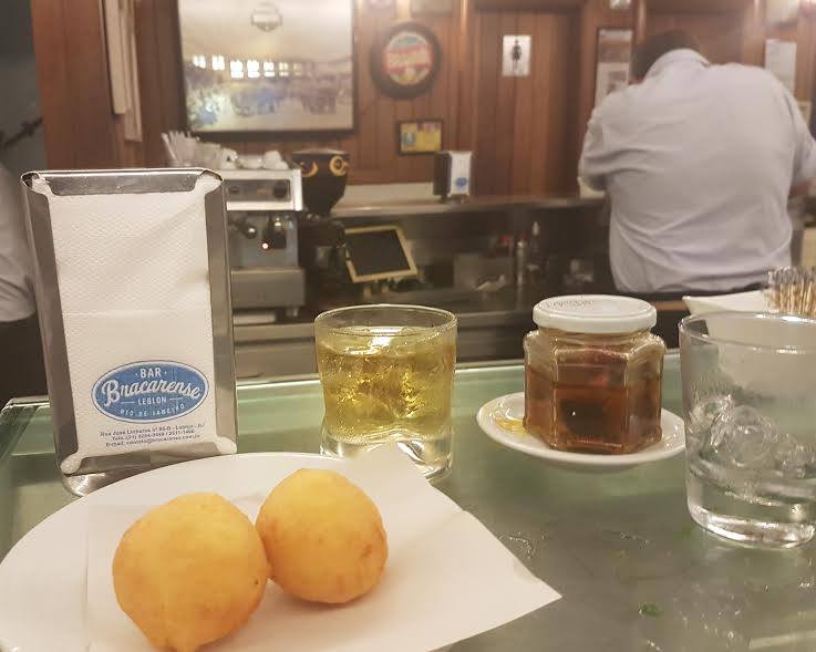Bolinho de camarão e um uísque com a receita de Vinícius: segredos para alimentar uma antiga amizade (Foto: Oscar Valporto)