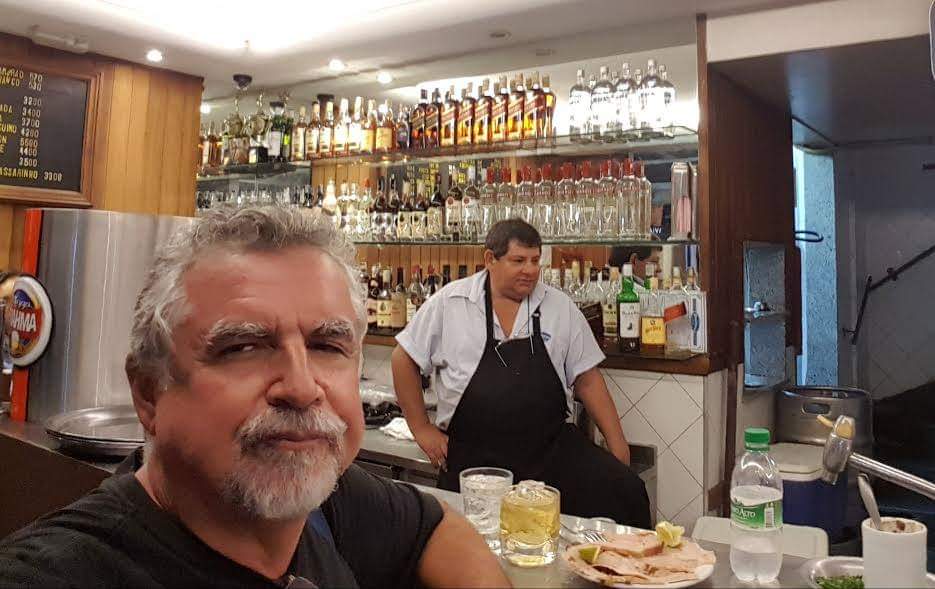 Este cronista e o tricolor Dirceu separados apenas pelo balcão: mais de 30 anos de parceria (Foto: Oscar Valporto)