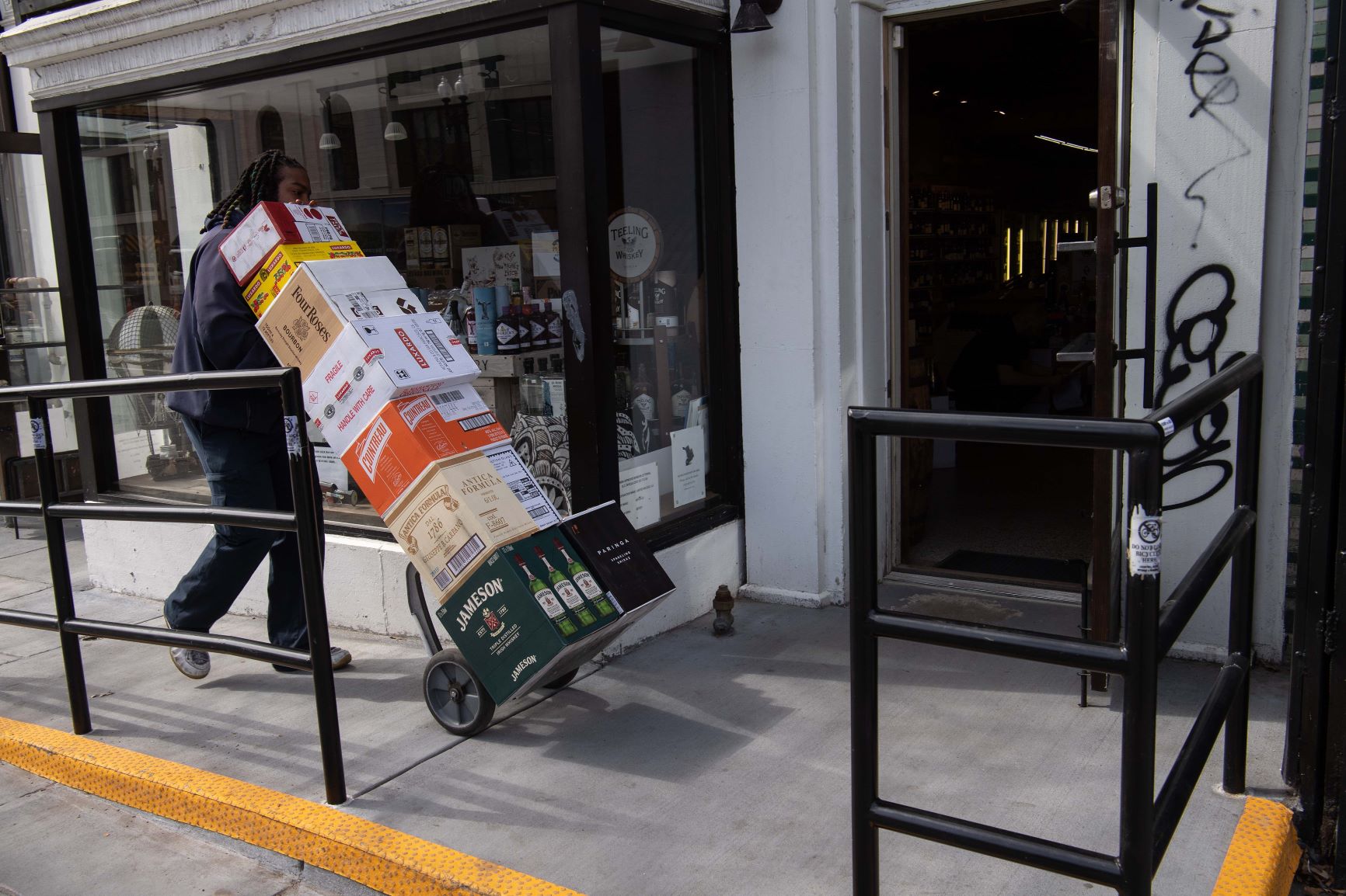 Carregamento de bebidas para loja em Washington, capital dos EUA: aumento de vendas de vinhos, destilados e cerveja (Foto: Nicholas Kamm/AFC)