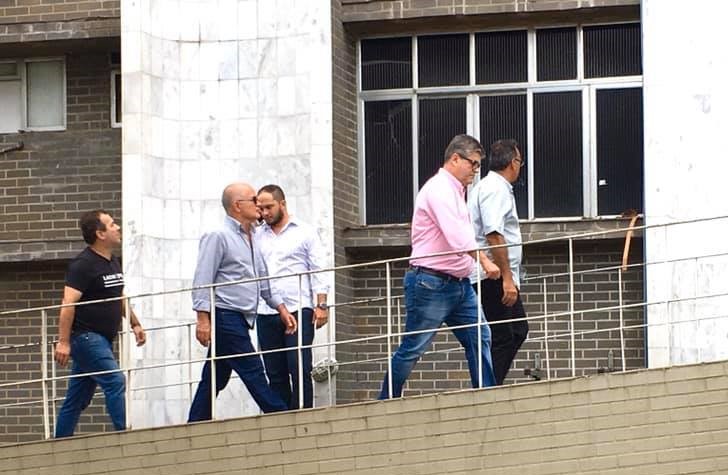 O prefeito Washington Reis (de camisa rosa), em visita a obras de hospital em Caxias no fim de março: resistência a fechar comércio e igrejas até primeiro óbito (Foto: Prefeitura de Caxias)