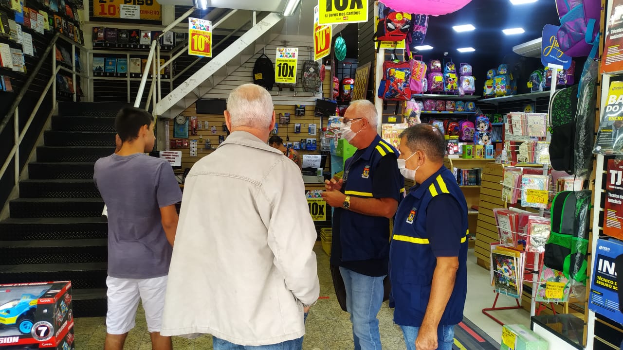 Fiscais da prefeitura mandam fechar papelaria em Duque de Caxias: comércio aberto no centro e na periferia (Foto: Prefeitura de Caxias)