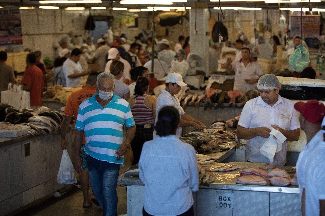 Mercado movimentado em Manaus: população não cumpre orientação de isolamento social e número de casos sobe no Amazonas (Foto: Bruno Kelly/Amazônia Real)